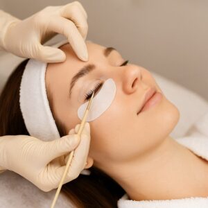 Lash Lifting Behandlung im Kosmetikstudio – Wimpern werden präzise mit goldenem Tool auf Silikonpad positioniert, Kundin liegt entspannt mit geschlossenen Augen 👁️💖